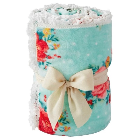 Cheerful Rose Velvet Plush Oversized Throw 50 x 72. - Picture 4 of 7